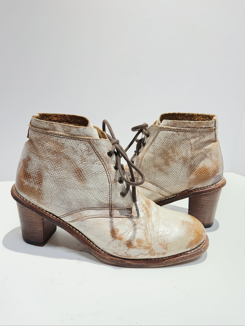 Bed Stu Cobbler Boho Distrrssed Lace-Up Ankle Boots Size 9 Cream and Brown